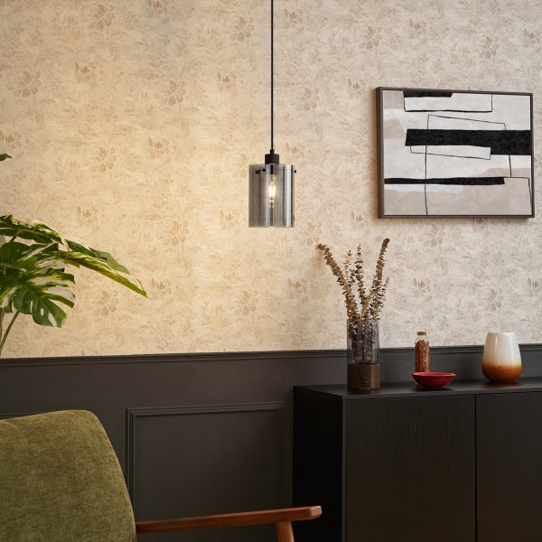 Wohnzimmer mit Pendelleuchte, Kommode und Wanddekoration