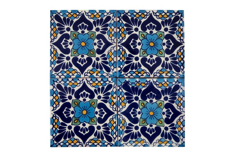 Vier Keramikfliesen mit floralem Muster