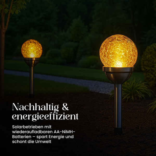 Zwei Solarleuchten mit Kugel aus Crackle-Glas im Garten