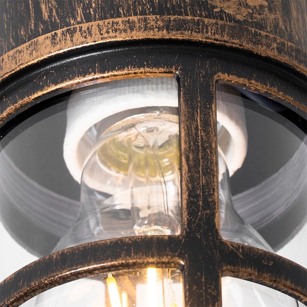 Detailansicht einer Außenleuchte aus Metall und Glas mit sichtbarem Leuchtmittel und patiniertem Gehäuse.