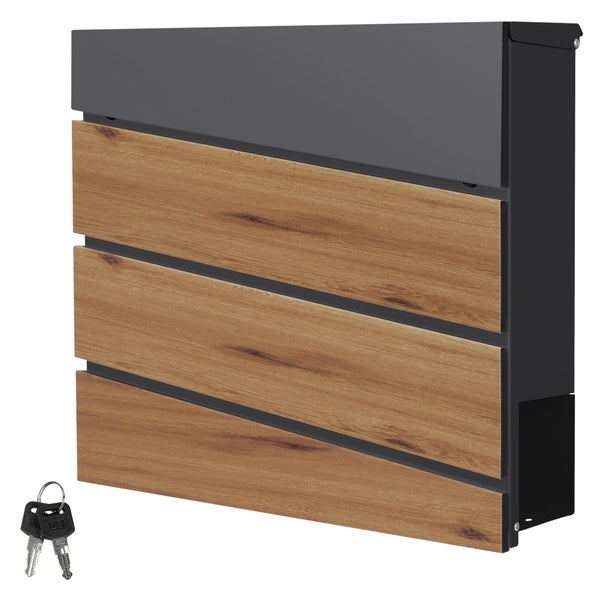 Moderner Briefkasten aus Metall in Anthrazit mit Front in Holzoptik und zwei Schlüsseln.