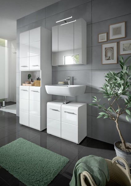 Modernes Badezimmer-Set in Hochglanz mit Hochschrank, Spiegelschrank, Waschbecken und Unterschrank vor grauer Fliesenwand.