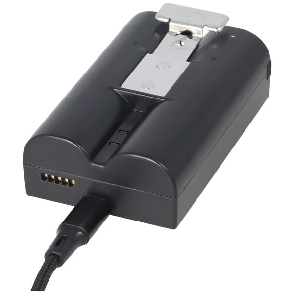 Schwarzer Akku mit Metallclip und angeschlossenem USB-Ladekabel.