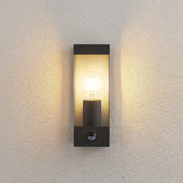 Lindby Wandleuchte außen Tilian mit Bewegungsmelder (spritzwassergeschützt (Modern) in Alu aus Edelstahl (1 flammig, E27) - Wandlampe für Außenwand/Hauswand Haus Terrasse und Balkon
