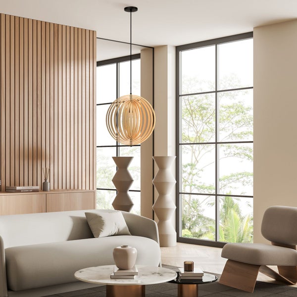 Wohnzimmer mit Sofa, Sessel, Couchtisch und Pendelleuchte