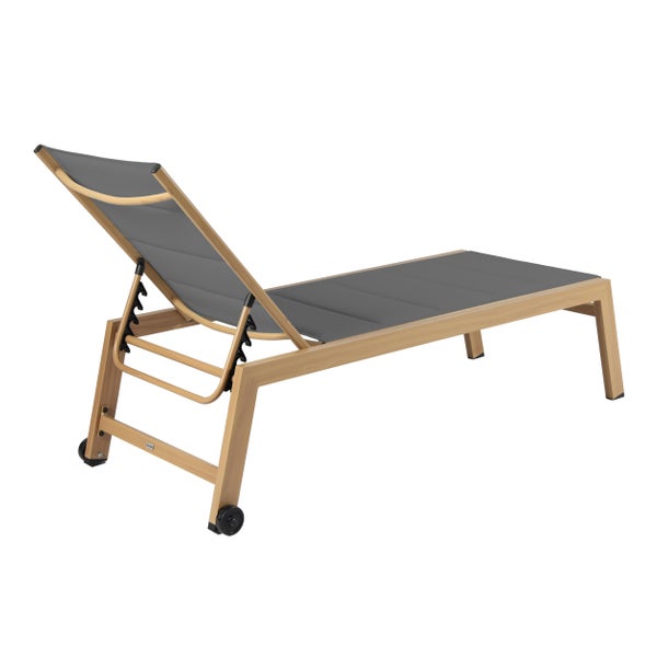 Verstellbare Gartenliege mit Holzgestell, grauer Textilbespannung und Rollen.