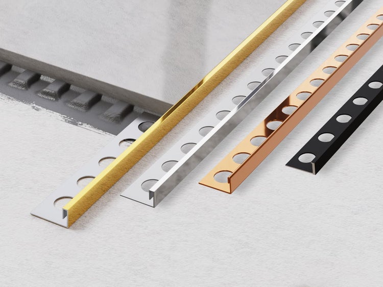 Mehrere Fliesenschienen aus Metall