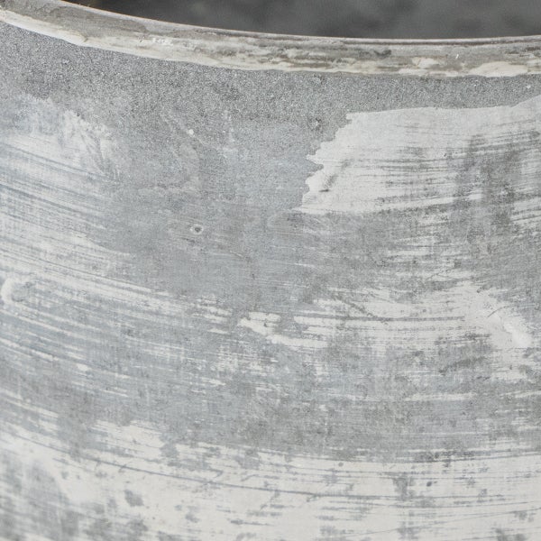 Detailansicht einer Pflanzgefaessoberflaeche in Betonoptik mit gebuersteter Struktur.