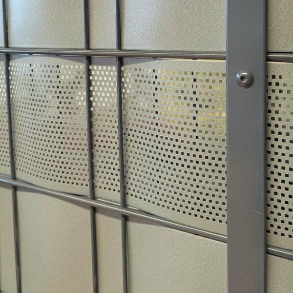 Detailansicht eines Metallregals mit Lochblech