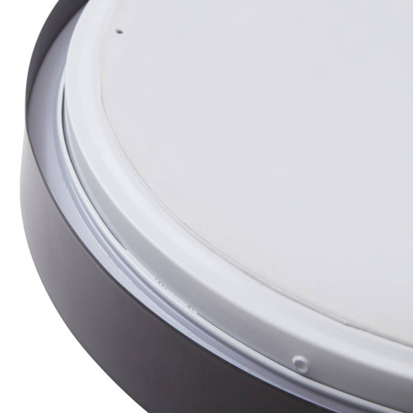 Detailansicht einer runden Deckenleuchte mit schwarzem Metallrahmen und weißem Diffusor.