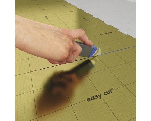 Person schneidet Dämmplatten mit einem Dämmstoffschneider.