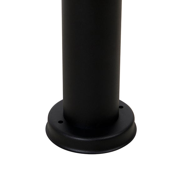 Runder Montagesockel einer schwarzen zylindrischen Außenleuchte mit vorgebohrten Löchern für Schrauben.