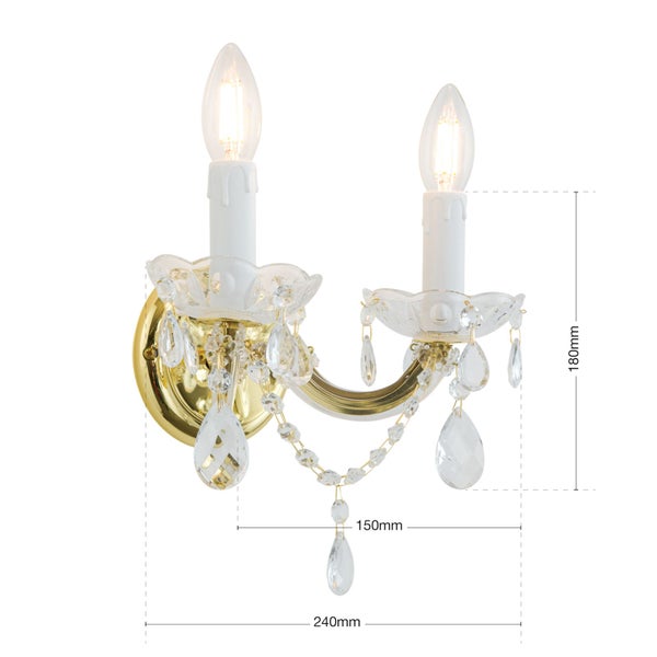 Zweiflammige Wandleuchte mit Kristallbehang und goldfarbenem Korpus inklusive Maßangaben.