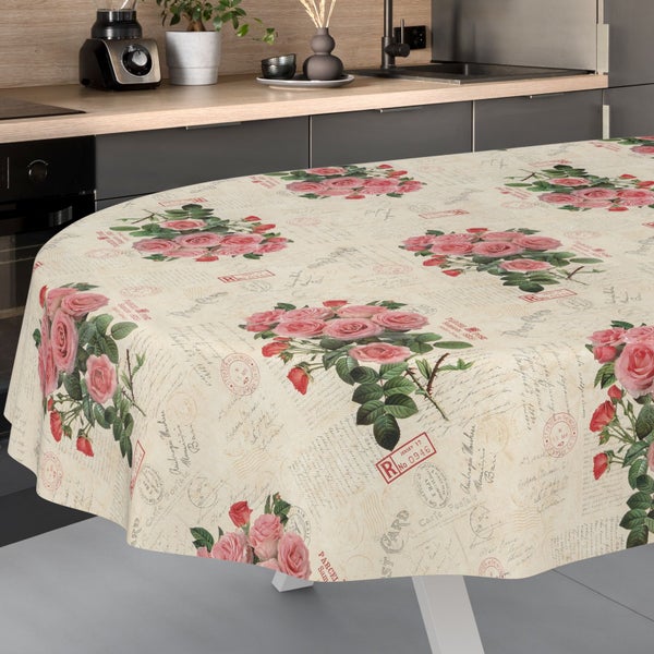 Runde Tischdecke mit Rosen-Motiv und Vintage-Poststempeln in einer hellen, modernen Küche.