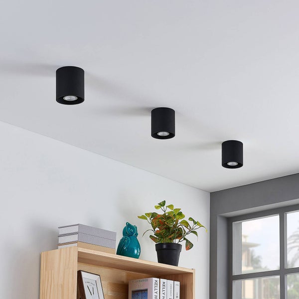 Drei Deckenaufbauspots aus Metall im Wohnraum