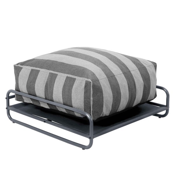 Gestreifter Outdoor-Hocker mit grauem Metallgestell und bequemem Polsterkissen.