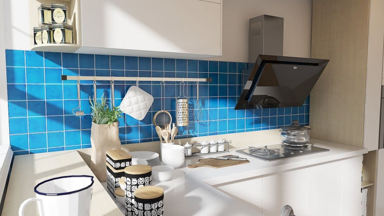 Küchenszene mit Geschirr, Kochutensilien und Dunstabzugshaube vor blau gefliestem Hintergrund.
