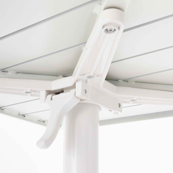 Nahaufnahme einer weißen Tischplatte mit Latten aus Aluminium für Gartenmöbel.