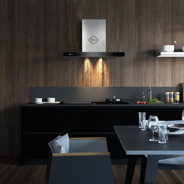 Moderne Dunstabzugshaube von Gurari in einer stilvollen Küche mit Holzoptik und schwarzer Küchenzeile.