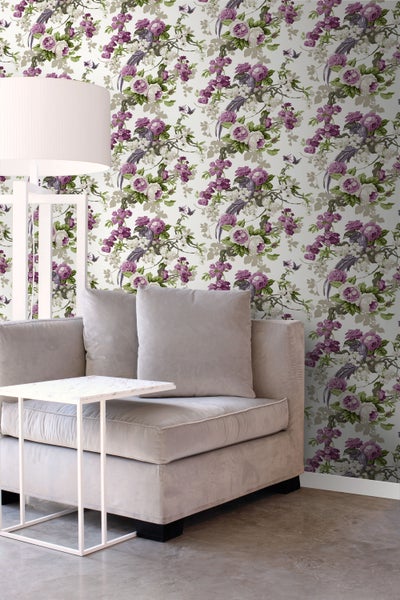 Wohnzimmer mit Sofa und Wandtapete mit Blumenmuster