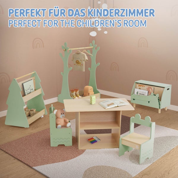 Kinderzimmer mit Schrank, Kleiderständer, Tisch und Stühlen