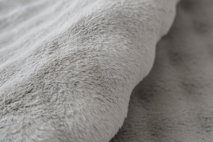 Nahaufnahme des weichen Materials aus Kunstfell für Teppiche oder Decken.