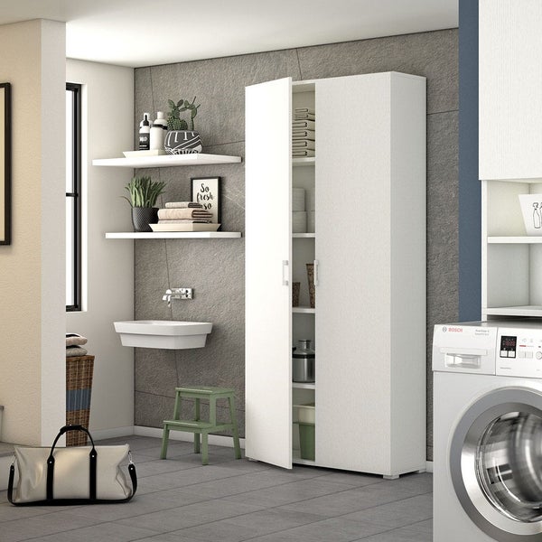 Waschküche mit Waschmaschine, Waschbecken, Regalen und offenem, weißem Hochschrank zur Aufbewahrung