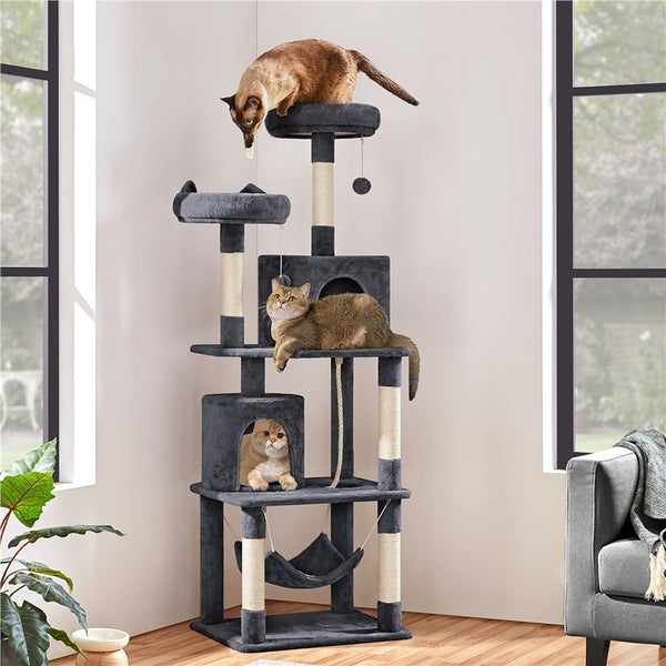 Katzenkratzbaum mit mehreren Ebenen und drei Katzen