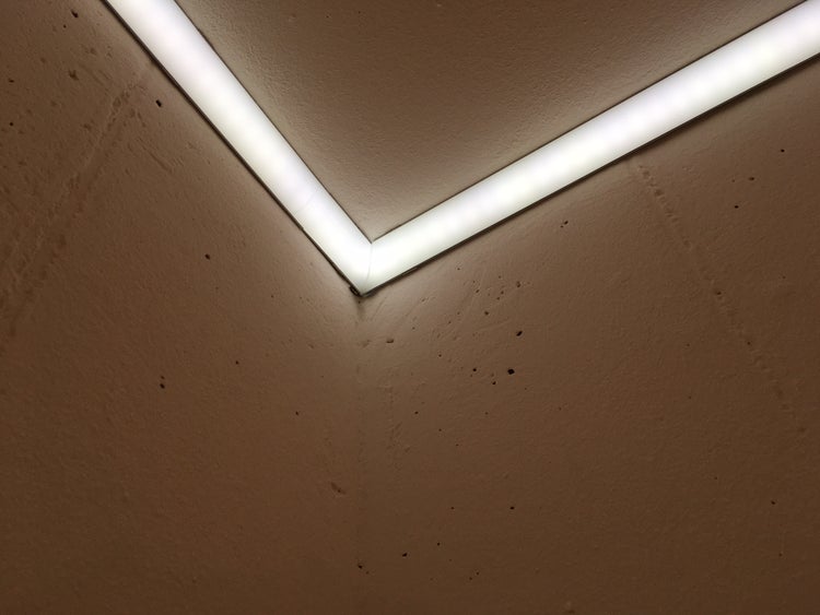 TIVENDIS Led Alu Profil 2 m ER20 Komplett Set für Strip / Streifen bis 20 mm breit | Abdeckung satiniert milchig, Endkappen, Befestigungclips | L-Form Winkel Ecke Winkelprofil Eckprofil eloxiert