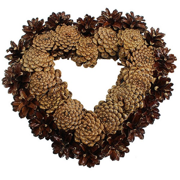 Herzförmiger Tannenzapfenkranz als Dekoration