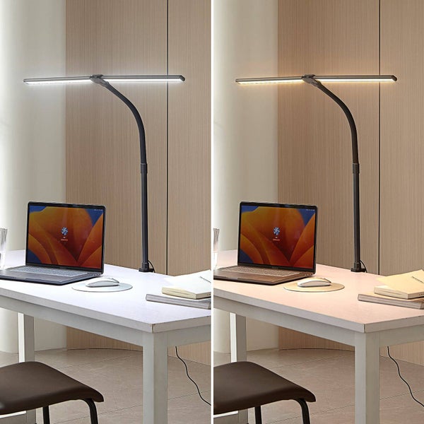 Flexible LED-Schreibtischleuchte mit Klemmbefestigung und zwei Lichtleisten, Darstellung von kaltweißem und warmweißem Licht an einem Arbeitsplatz.