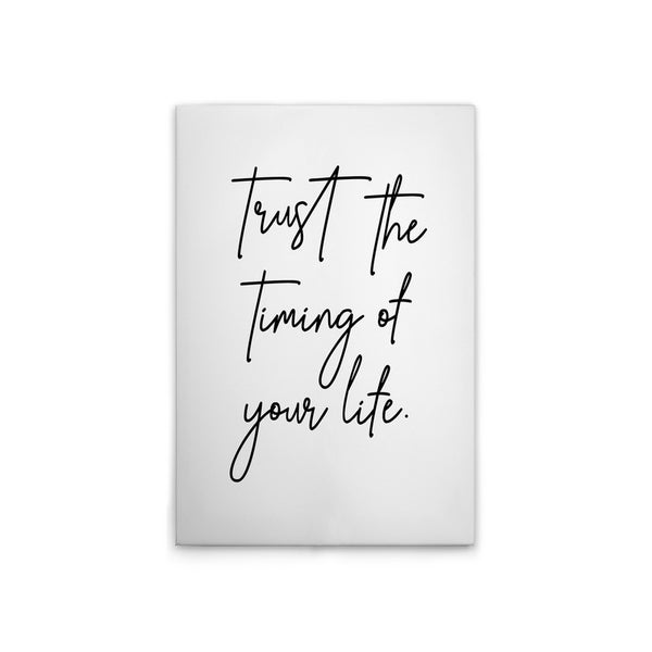 Poster mit dem Zitat „Trust the timing of your life“