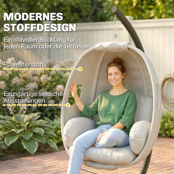 Moderner Hängesessel aus Polyesterstoff mit seitlichen Aussparungen und Gestell auf einer Terrasse.