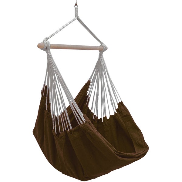 Hängesessel mit Gestell im Garten mit sitzender Person