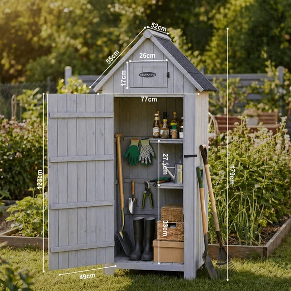 Grauer Gartenschrank aus Holz mit Satteldach, Hiomavo Logo, Regalböden und Maßangaben in Zentimeter, gefüllt mit Gartengeräten in einem Garten.
