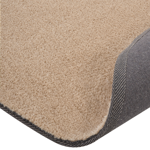 Teppich mit weichem Hochflor und Textilrücken in der Detailansicht.