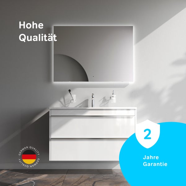 Badezimmer mit weißem Waschtischunterschrank, Spiegel und zwei Jahre Garantie.