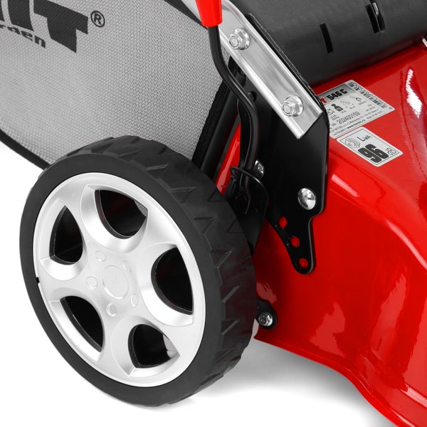 Detailansicht eines Rasenmähers mit schwarzem Rad, rotem Gehäuse, Hecht Garden Logo und Angabe des Schallleistungspegels von 96 Dezibel.