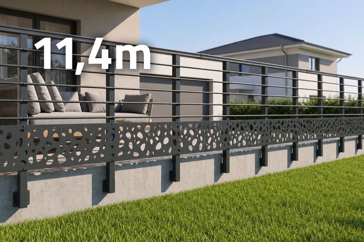 Moderne Balkonbrüstung mit organischem Lochmuster auf einer Terrasse mit Sitzmöbeln vor einem Wohnhaus.