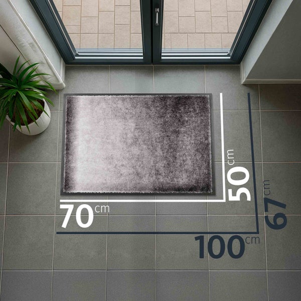 Fußmatte mit Maßangaben 70 Zentimeter mal 50 Zentimeter vor einer Tür
