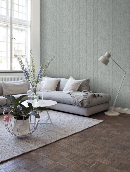 Wohnzimmer mit Sofa, Tisch, Stehlampe und Wandtapete mit Holzstruktur