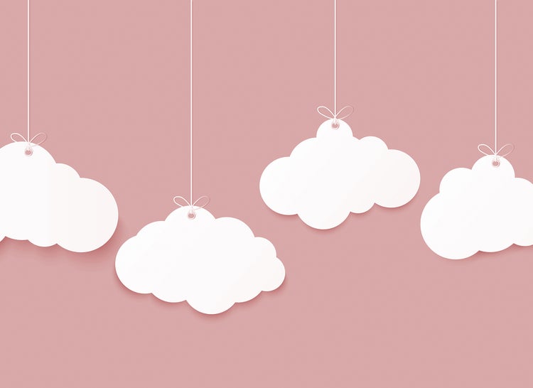 Vier dekorative weiße Wolken aus Papier, die an Schnüren mit Schleifen hängen.
