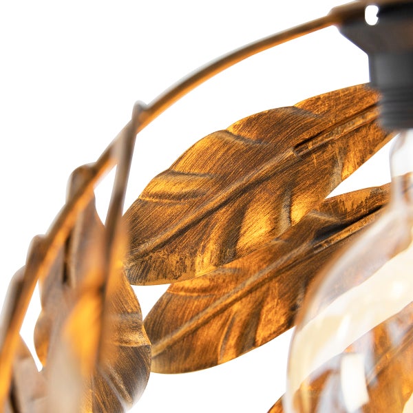 Detailaufnahme einer goldenen Blatt-Deckenleuchte
