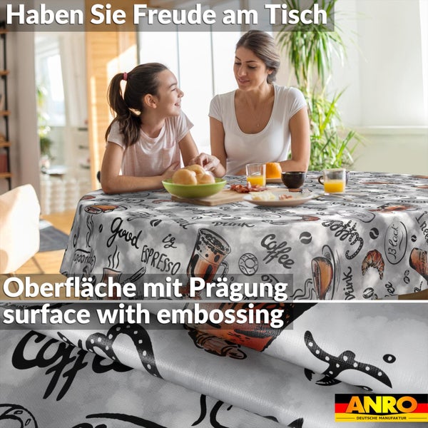 Runde Tischdecke mit Kaffee-Motiven und geprägter Oberfläche in einem hellen Esszimmer mit einer Mutter und einem Kind. ANRO Logo.
