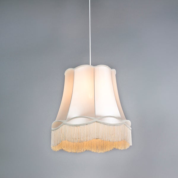 Pendelleuchte mit cremefarbenem Stoffschirm in Glockenform, verziert mit Zierborte und langen Fransen am unteren Rand.