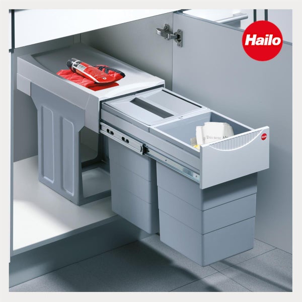 Heller Küchenunterschrank mit ausziehbarem Hailo Mülltrennsystem aus Kunststoff auf Metallschienen mit zwei Eimern. Hailo Logo.