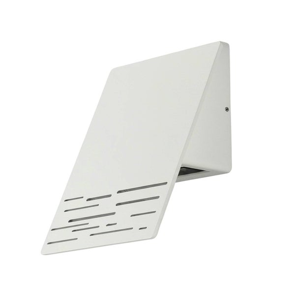 Wandleuchte mit schrägem Design und horizontalen Schlitzen.