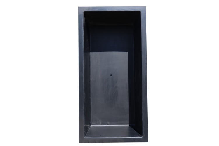 Rechteckiges schwarzes Kunststoff Teichbecken in der Draufsicht.