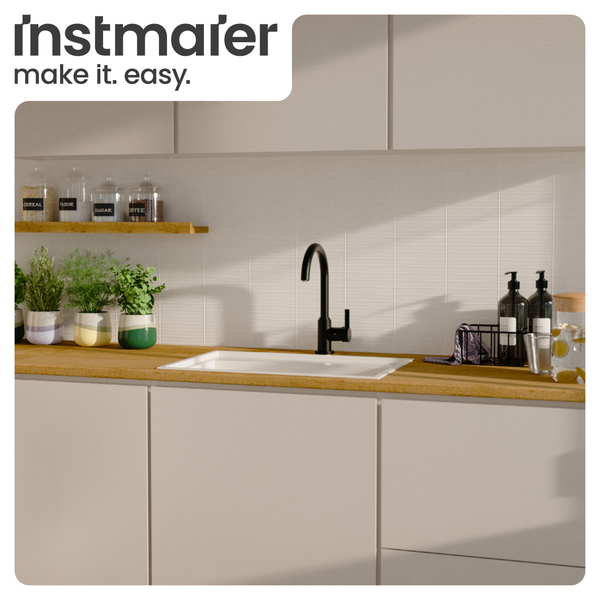 Instmaier Logo. Moderne, helle Küche mit einer schwarzen Armatur und einer weißen Spüle in einer Arbeitsplatte aus Holz.