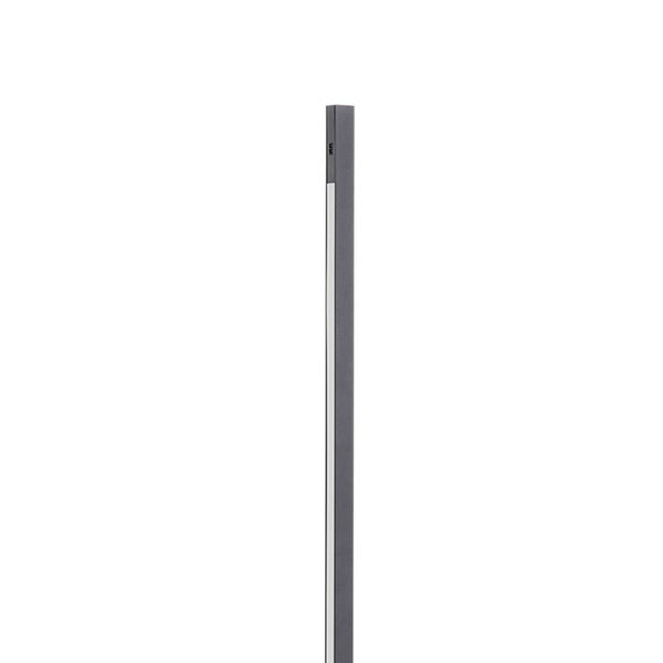 Schlanke Außenstehleuchte in Anthrazit mit vertikalem LED-Lichtband für den Garten.